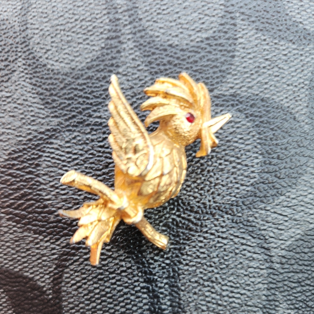 *Vintage Figural Gold Toned Bird On Pirch Brooch/Pin Red Rhinestone Eye